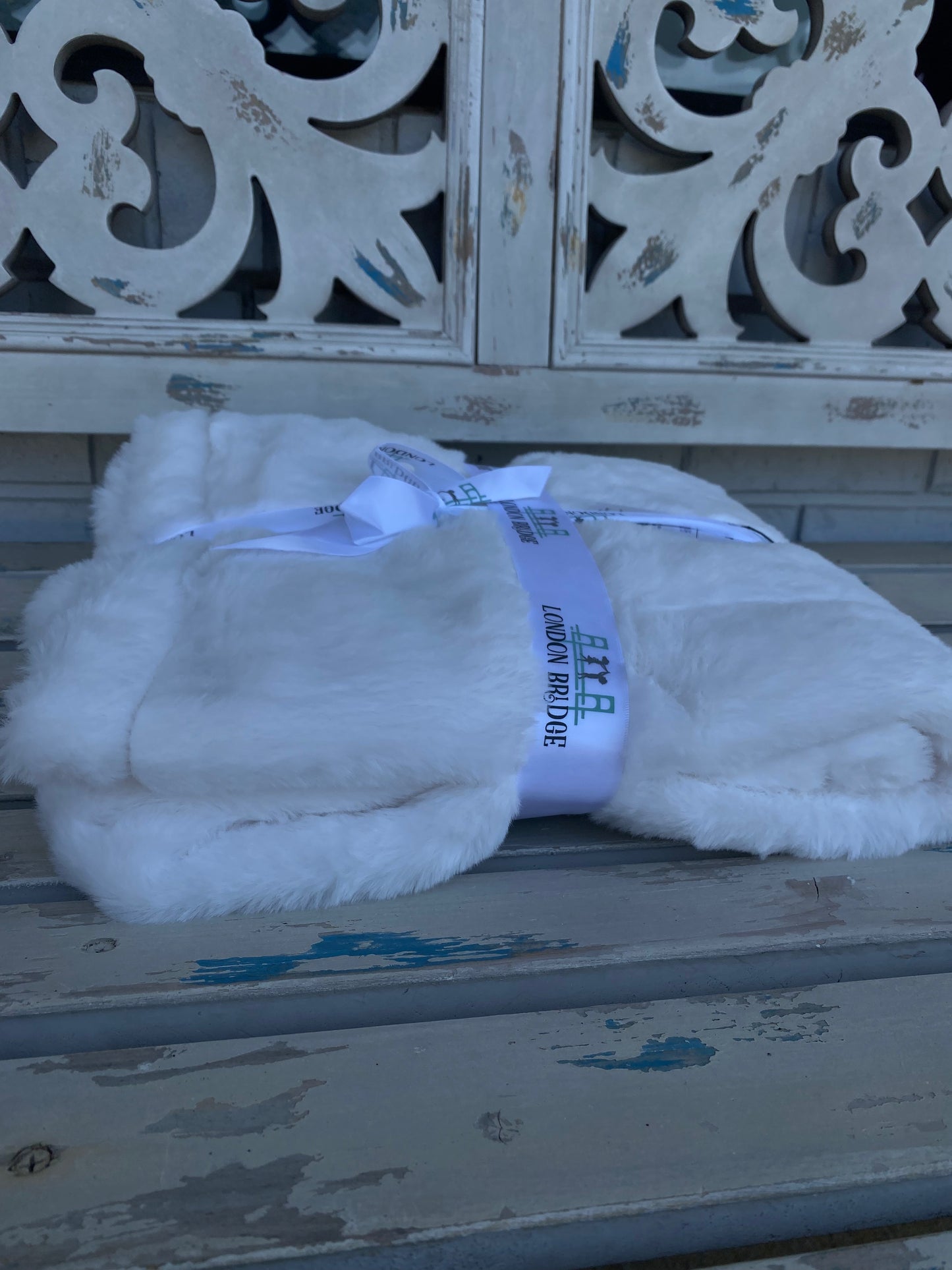 London Bridge Fluffy White Blanket