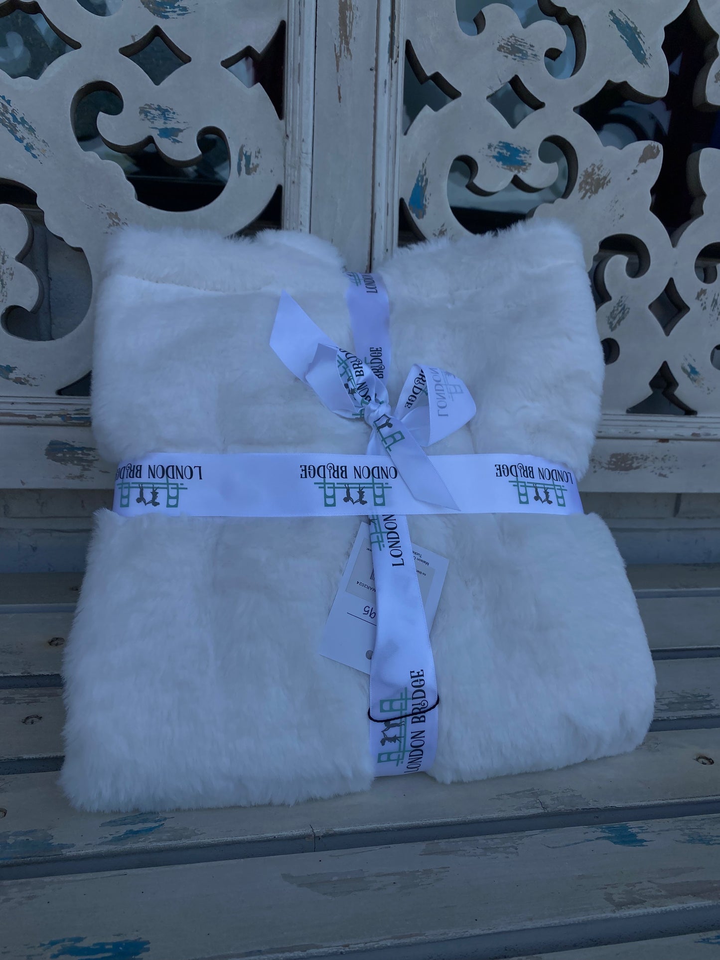 London Bridge Fluffy White Blanket